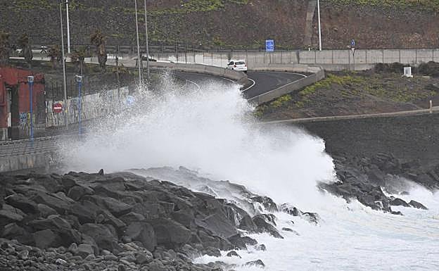 Oleaje ocasionado por la borrasca Celia en la capital grancanaria. 