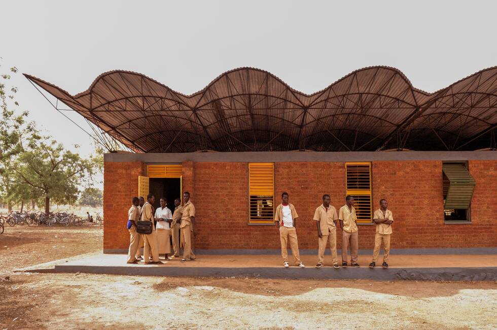 Sus diseños abarcan desde el Campus de Startup Lions, en Kenia, hasta una serie de viviendas para profesores en Burkina Faso.