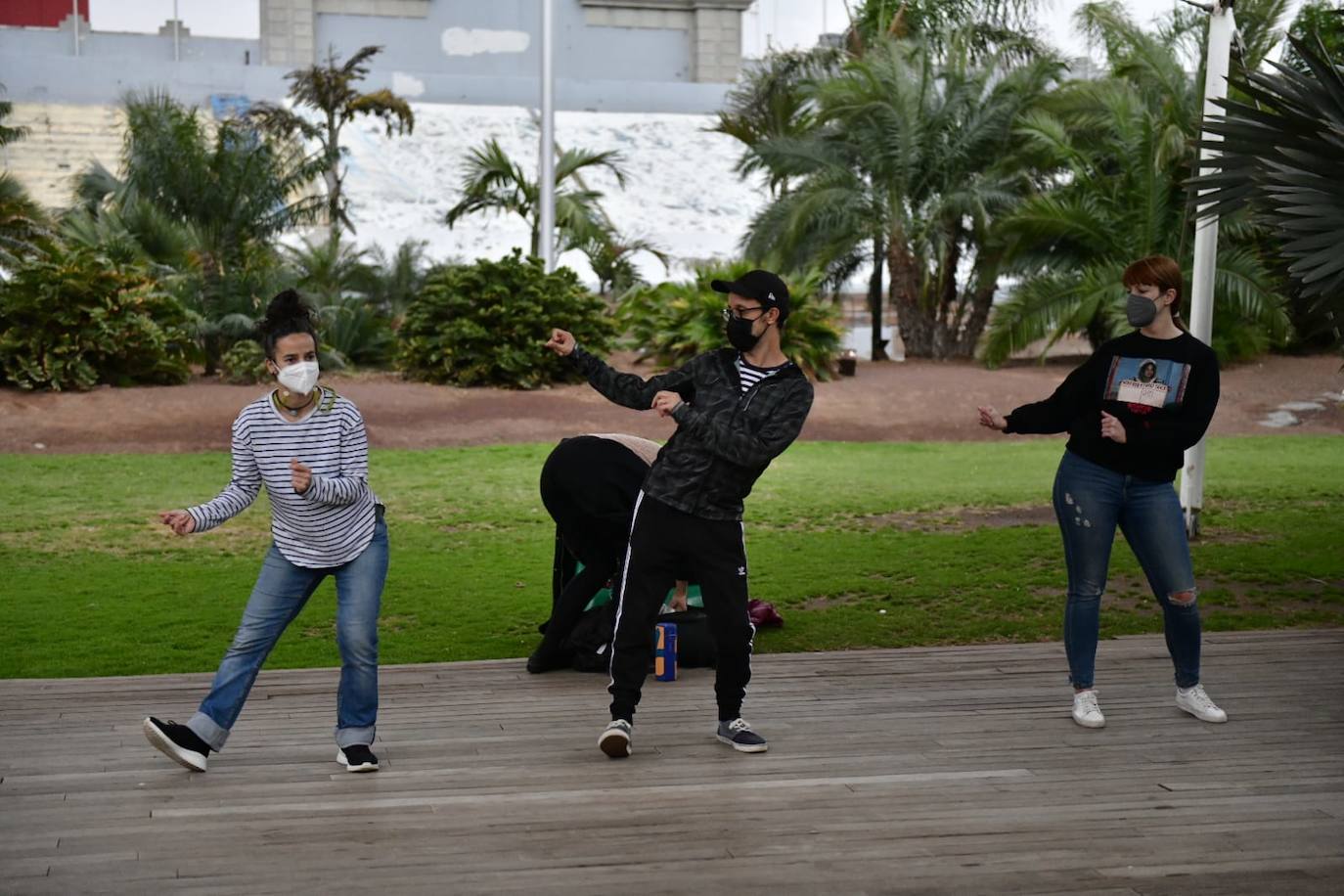 Clase de baile para principiantes, ayer, en el parque del Estadio Insular. 