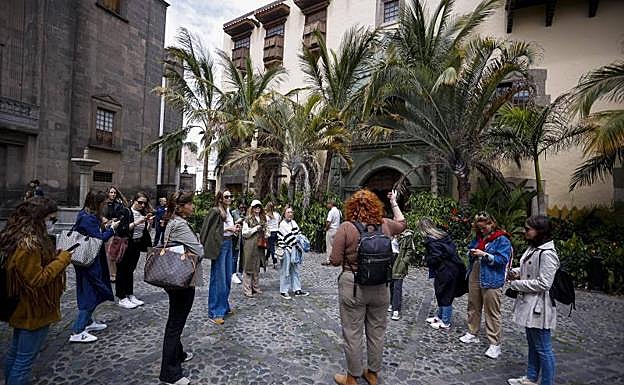 Imagen principal - Las  influencers  visitan y postean sobre Vegueta. 