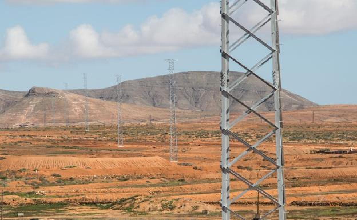 El Ayuntamiento de Antigua recurre el tendido eléctrico y pide soterrar el cableado