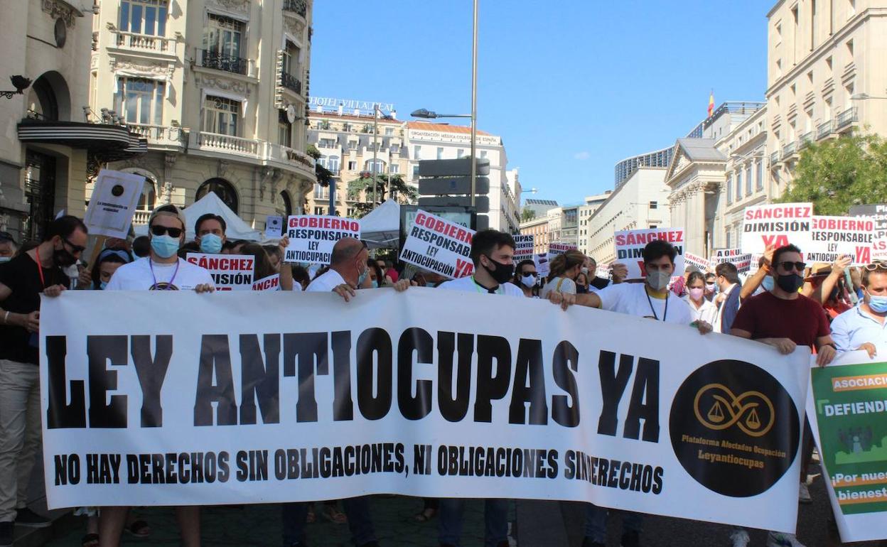 Concentración convocada por leyantiocupas frente al Congreso de los Diputados el 18 de septiembre de 2021 