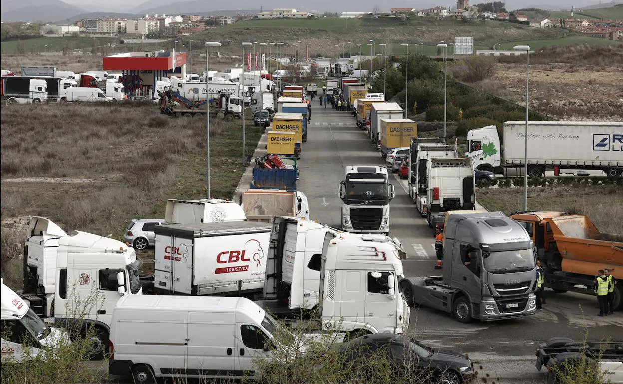 Caravana de camiones en Pamplona por las movilizaciones de los transportistas.