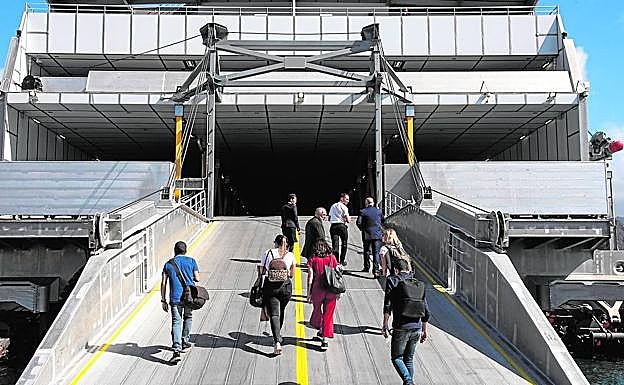 El transporte marítimo es una opción muy demandada por los canarios entre islas en Semana Santa. En la imagen, rampa de acceso a un barco de Naviera Armas.