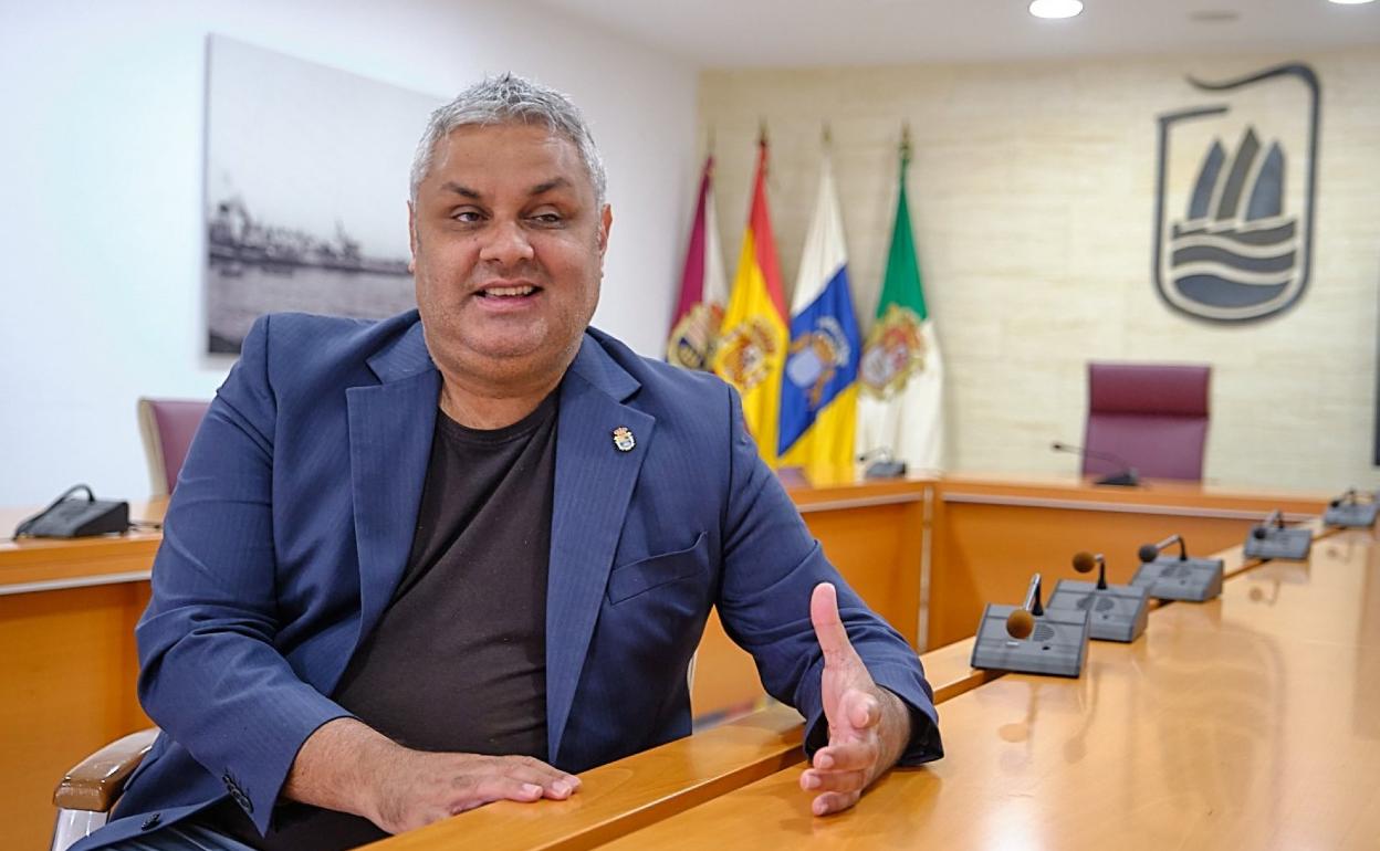 El alcalde Juan Jiménez, en el salón de plenos municipal. 