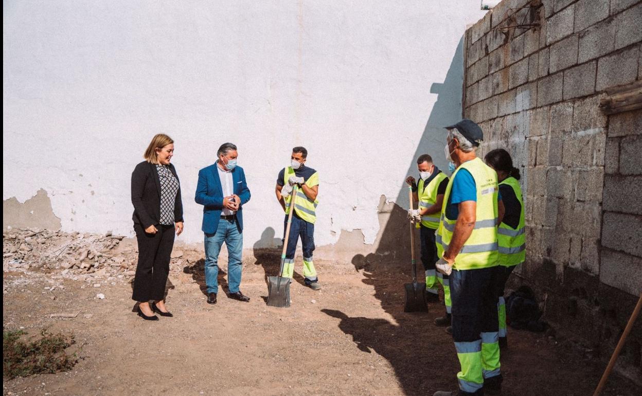 Autoridades en un solar donde se acumulaban escombros. 