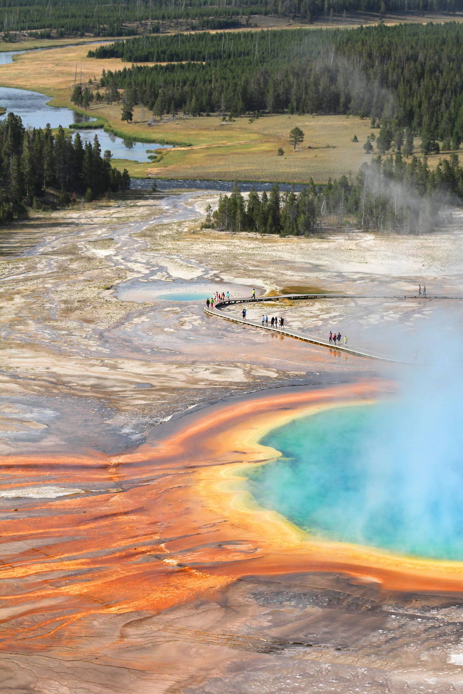 Gran Fuente Prismática (Yellowstone, Estados Unidos) | El Parque Nacional de Yellowstone, en Wyoming, forma parte del Patrimonio de la Humanidad de la UNESCO y es famoso por sus géiseres de colores. Es el lugar con más aguas termales en Estados Unidos y el agua que sale de estos manantiales está llena de minerales de calcio, silicato y magnesio. Esta es la fuente más popular en los Estados Unidos y se distingue por sus increíbles colores del arco iris, claros y brillantes.