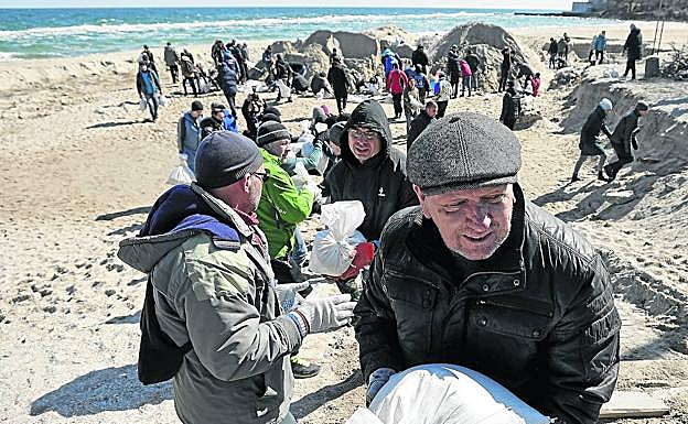 La población civil de Odesa colabora en la defensa preparando sacos terreros para fortificar la ciudad.