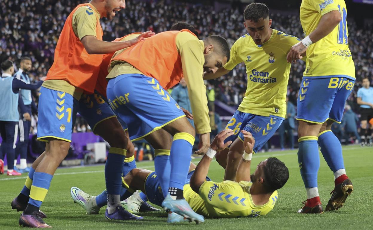 Sadiku, tirado en el césped tras anotar en Pucela, celebrando con sus compañeros. 