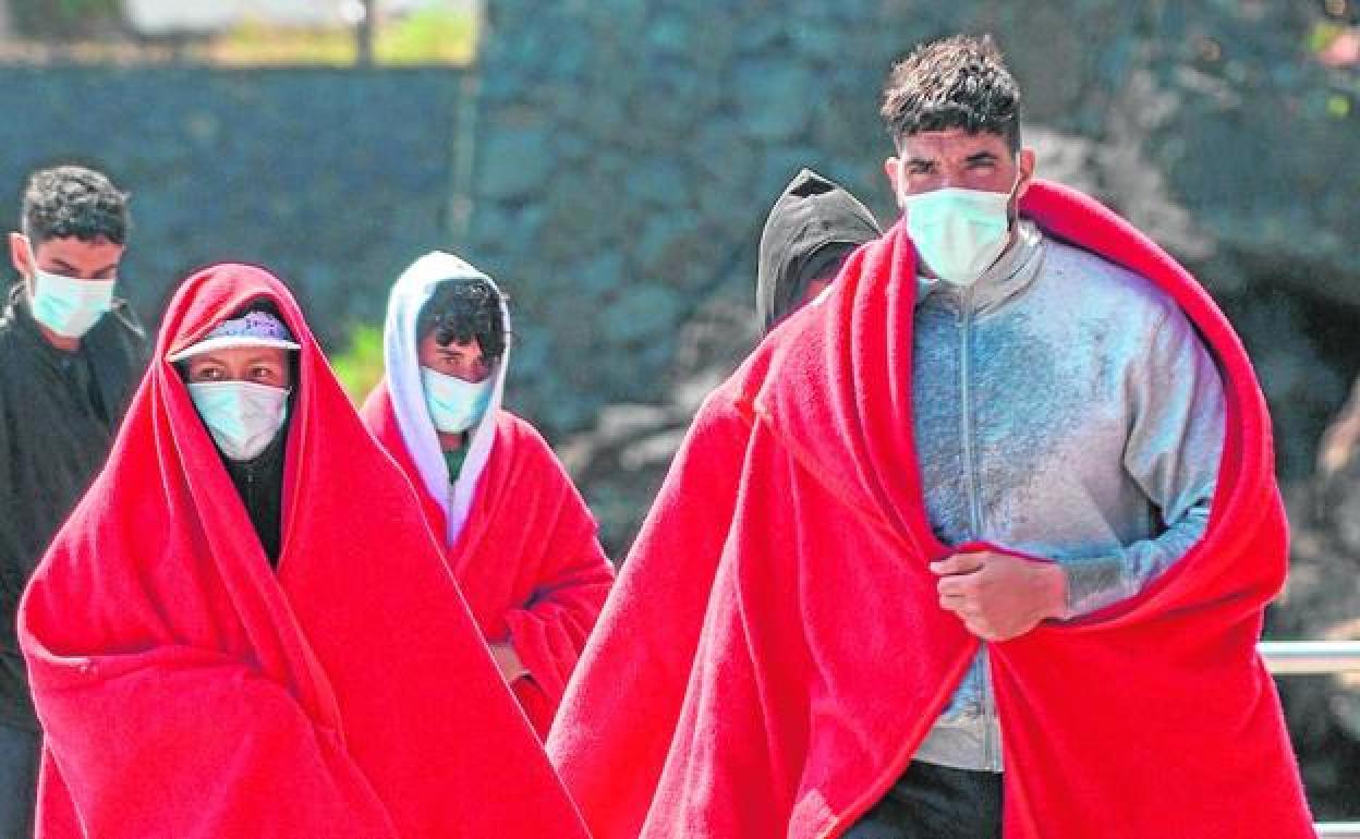 Inmigrantes magrebíes a su llegada a la isla de Lanzarote. 