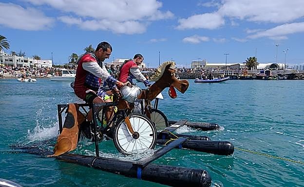 El achipenco de las bicicletas y el burro empezó flotando bien. 