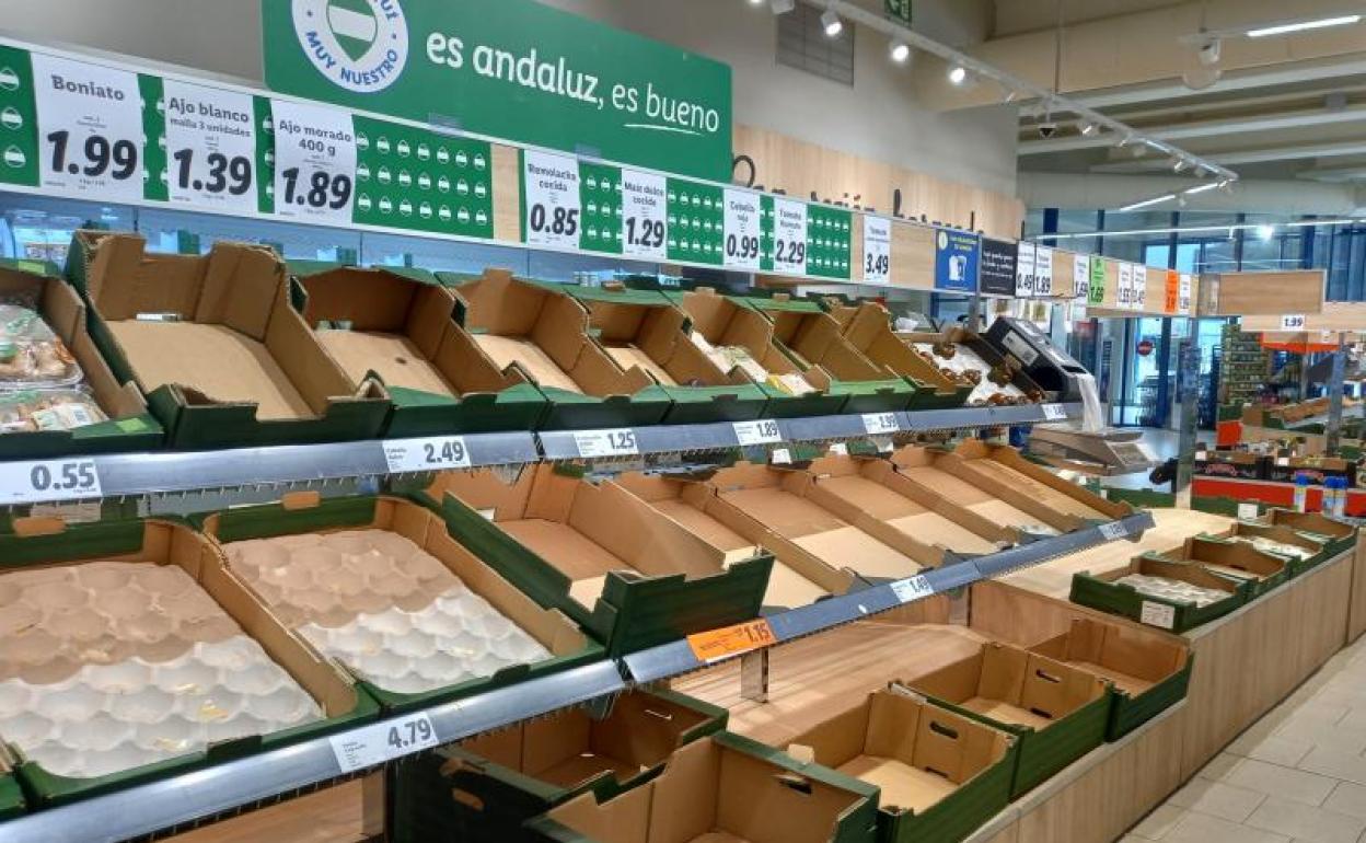 Estantes vacíos en un supermercado en Córdoba.