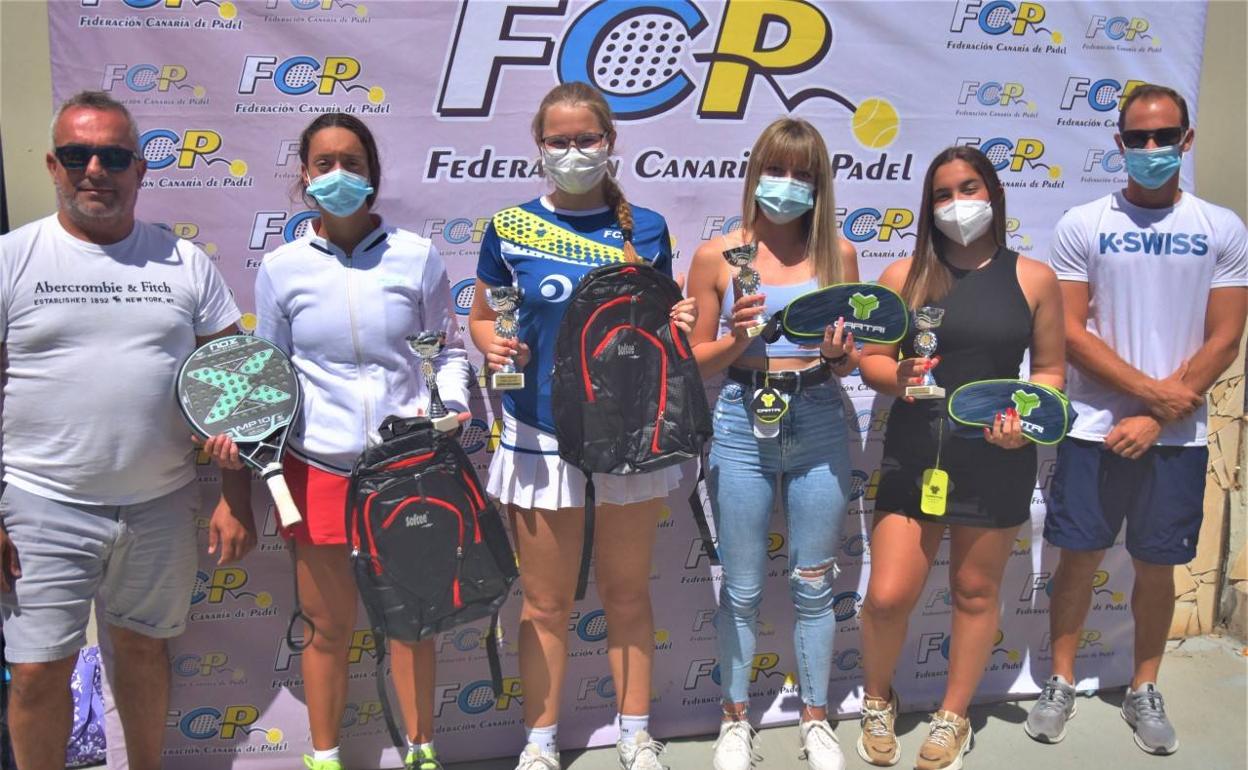 Categoría júnior. A la izquierda, la pareja campeona. 