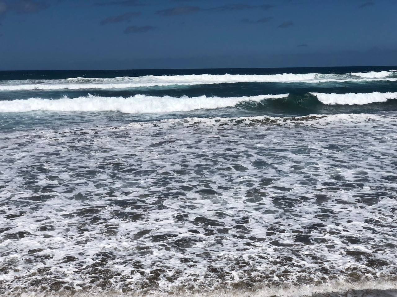 El oleaje obligó a desplegar la bandera roja en Las Canteras. 