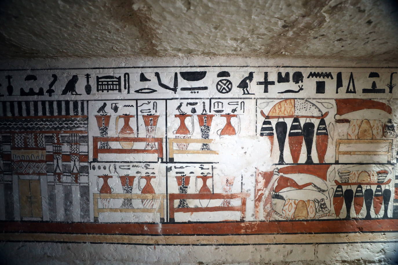 Fotos: Egipto descubre cinco tumbas faraónicas en Saqqara