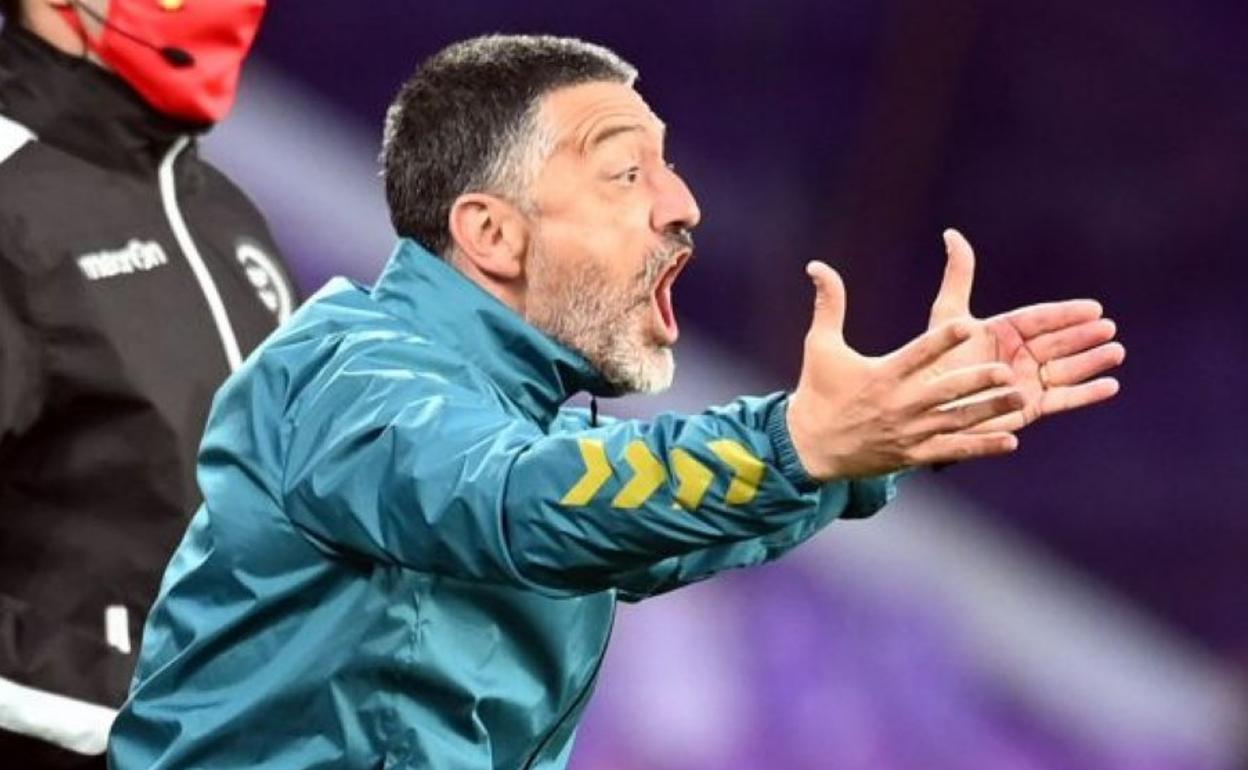 El técnico García Pimienta. 