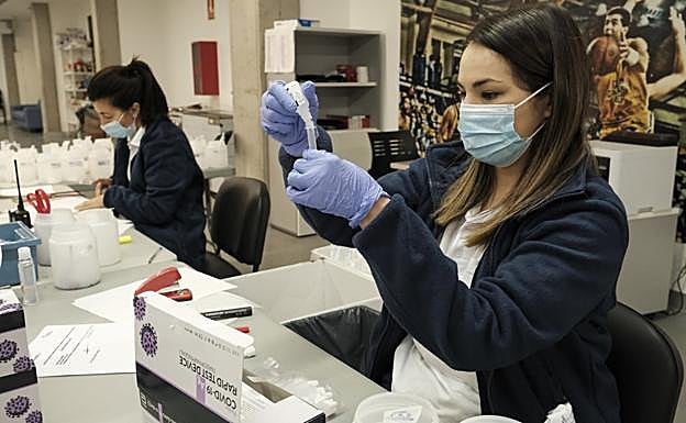 Una sanitaria prepara el reactivo para realizar un test de antígenos. 