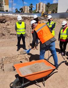 Imagen secundaria 2 - Imágenes del acto de colocación de la primera piedra del pabellón polideportivo de Jinámar. 