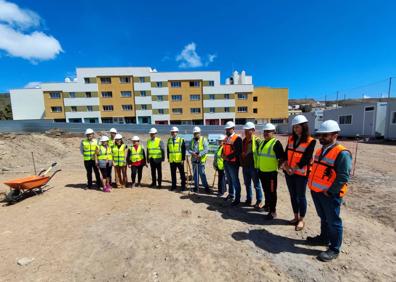 Imagen secundaria 1 - Imágenes del acto de colocación de la primera piedra del pabellón polideportivo de Jinámar. 