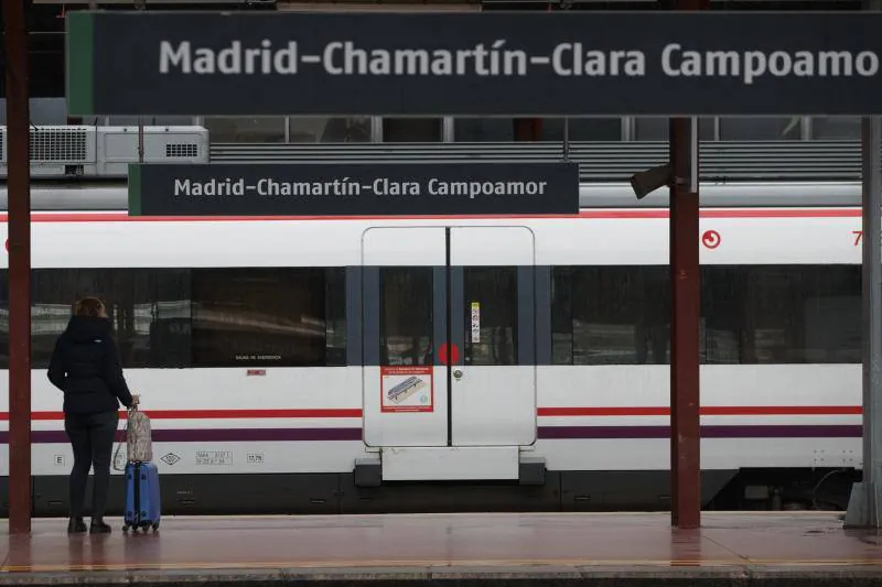 Pasajeros en un anden de la estación de Chamartín.