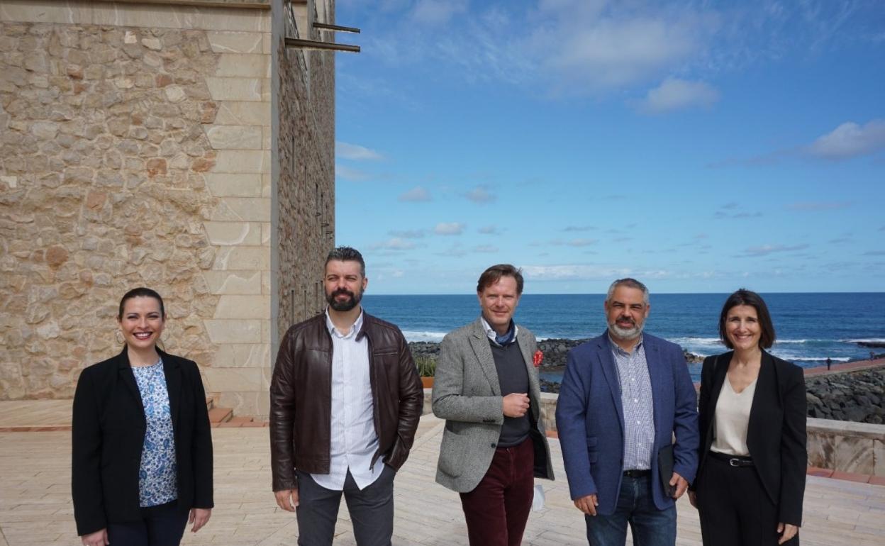 De izquierda a derecha, Estefanía Perdomo, David Crespo, Tilman Kuttenkeuler, Sergio Armas y Carmina Fusté, en el Auditorio Alfredo Kraus. 