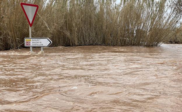 Carretera inundada en Canet de Berenguer (Valencia). 