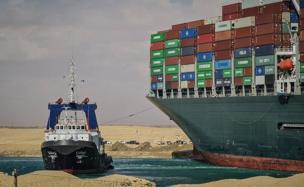 El buque mercante 'Ever Given' en el Canal de Suez. 