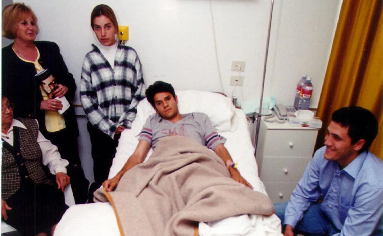 Miguel Ángel Valerón, junto a sus familiares y su compañero Vicente Fuensalida, el día que fue operado. 
