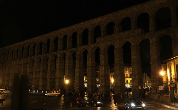El acueducto de Segovia, sin luz, durante la iniciativa en años anteriores. 