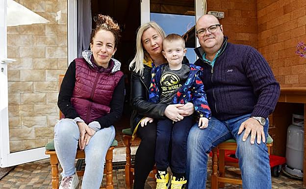 Josefina y Eliezer arropan a Anastasia y Mateo, hija y nieto de Gregory, para quien, 20 años después, Valsequillo sigue siendo un refugio seguro. 