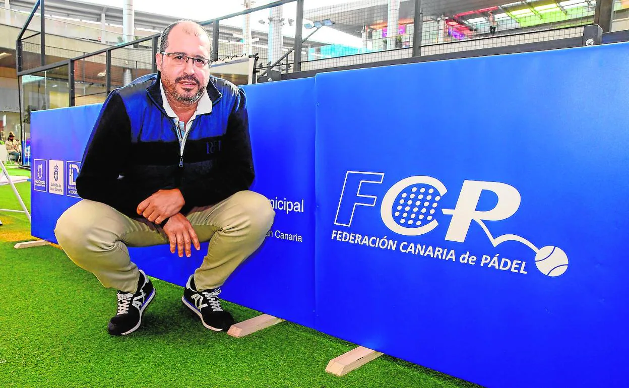 Diego Gil, presidente de la Federación Canaria de Pádel, junto a la pista de pádel ubicada en el Centro Comercial Alisios . 
