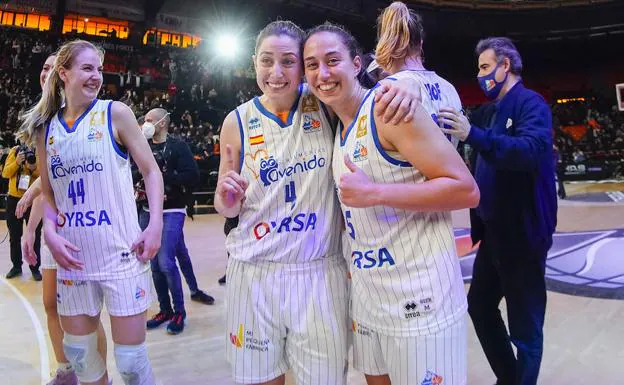 Rodríguez (izquierda) y Cazorla celebran el triunfo tras la final. 