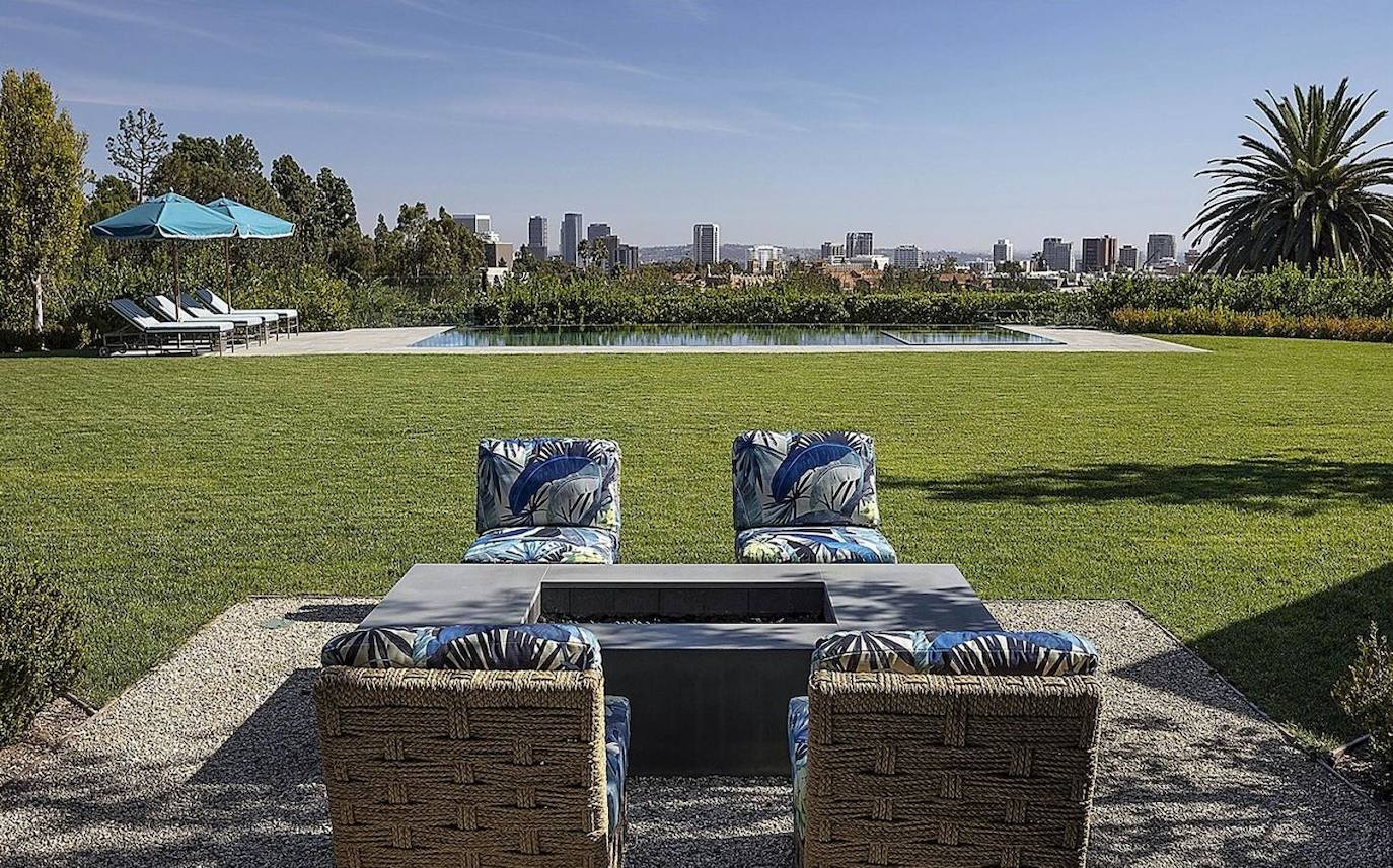 Esta nueva residencia se encuentra en una de las zonas más exclusivas de Bel Air, el barrio favorito de los más adinerados, y cuenta con unas dimensiones de 1.900 metros cuadrados por lo que no parece que vayan a tener problemas de espacio