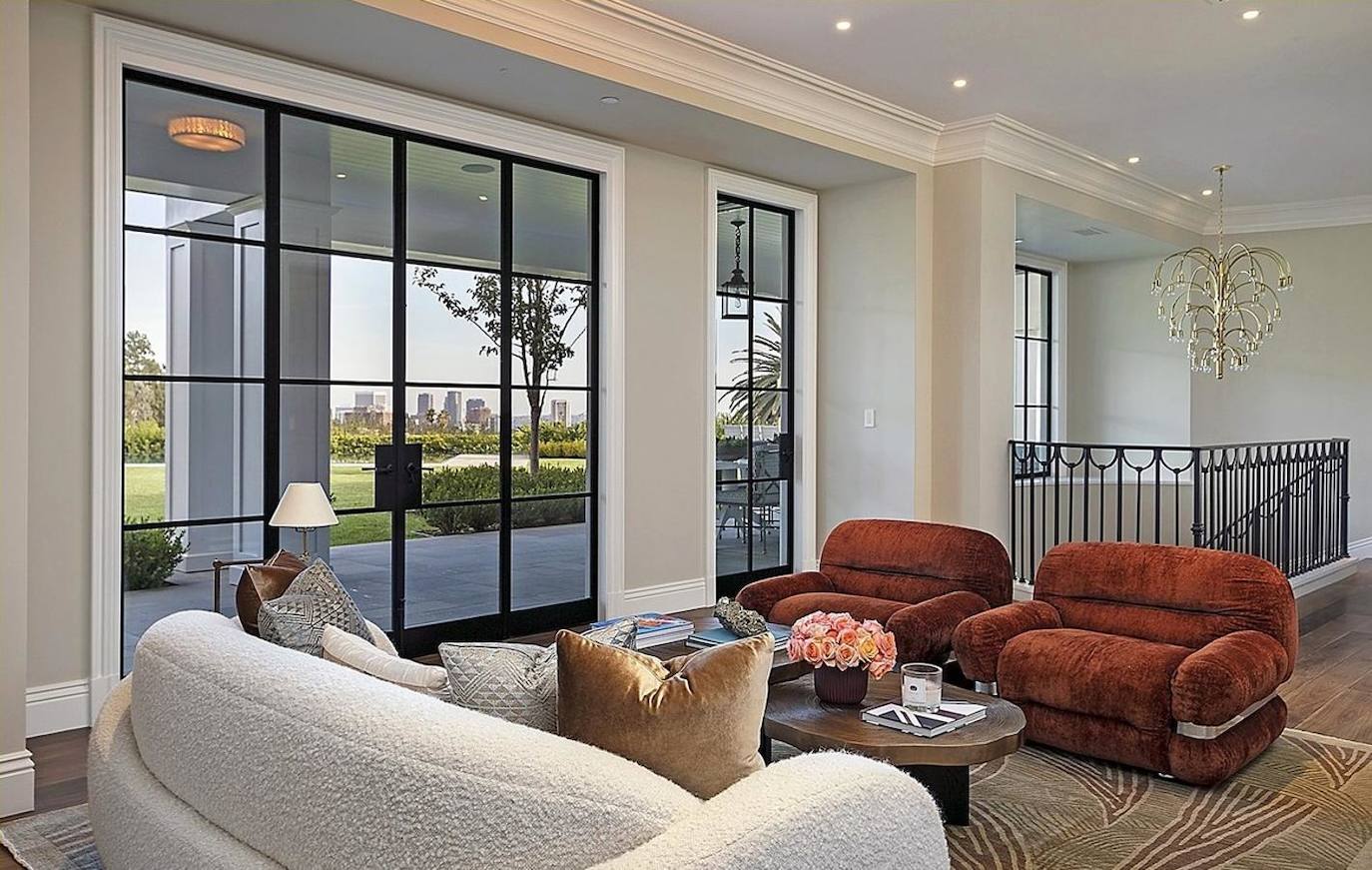 La posición estratégica de la casa en lo alto de una colina permite tanto gozar de una gran privacidad a disfrutar de unas vistas envidiables de la ciudad.