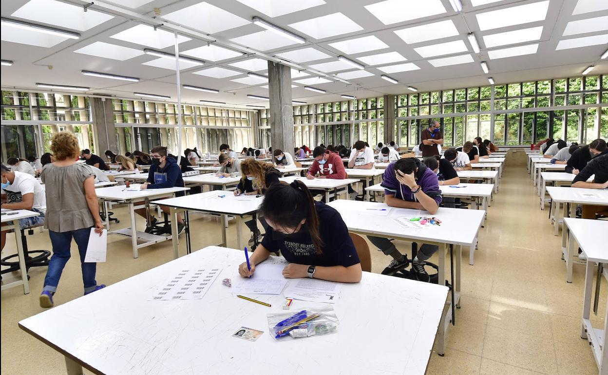 Se adelantan las becas para los estudios universitarios y no universitarios. 