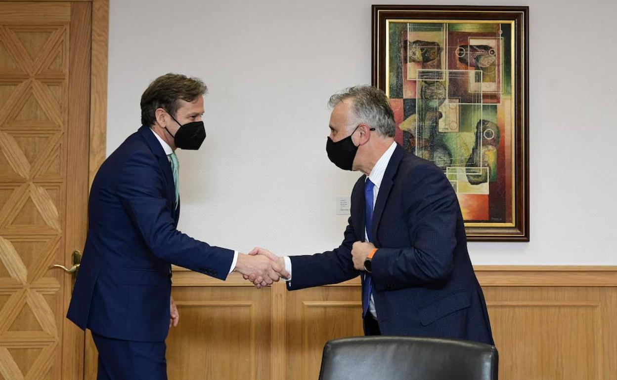 Saludo entre Torres durante en encuentro en Presidencia. 