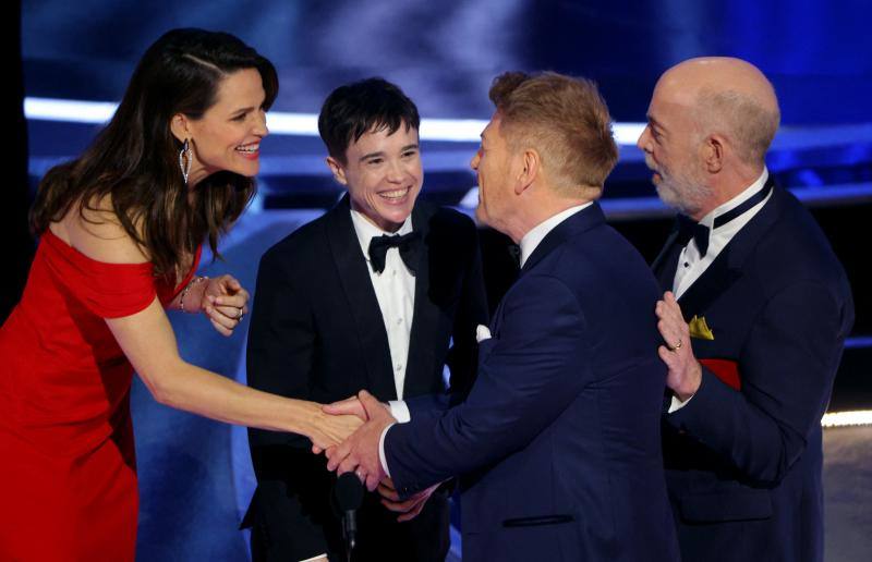 Jennifer Garner, Elliot Page y J. K. Simmons han entregado a Kenneth Branagh el premio al mejor guión original por 'Belfast'. 