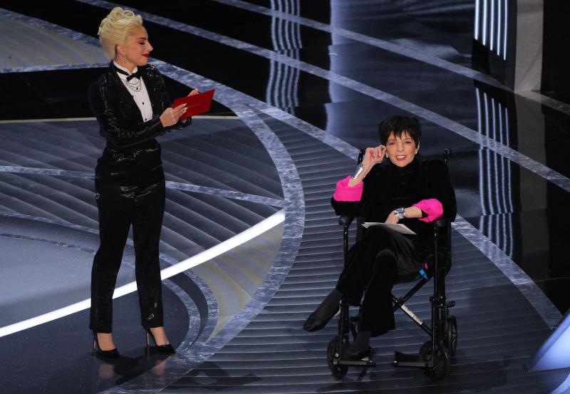 Lady Gaga y Liza Minelli han entregado el Oscar a la mejor película.