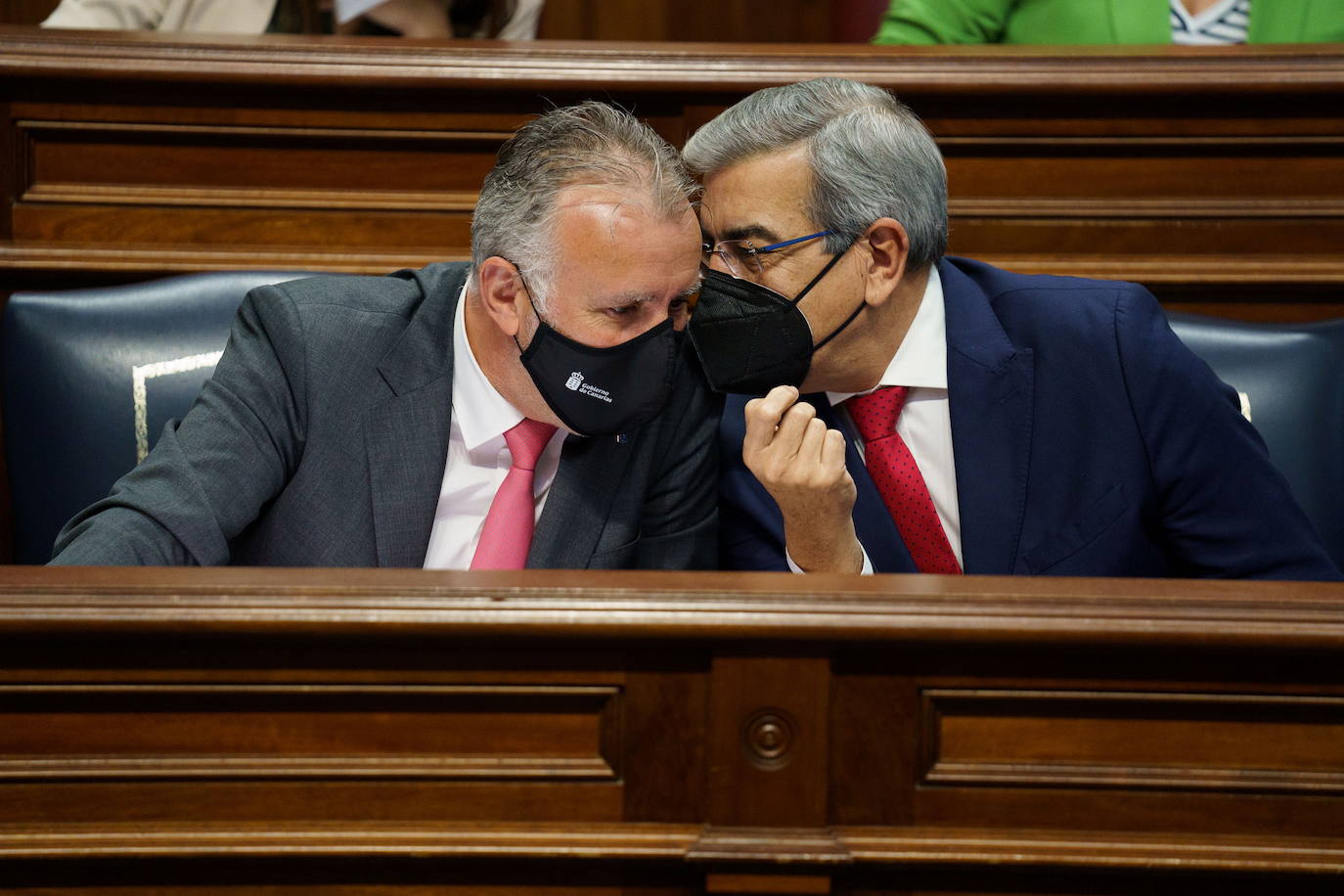 El presidente del Gobierno, Ángel Víctor Torres (i), con el vicepresidente, Román Rodríguez. 