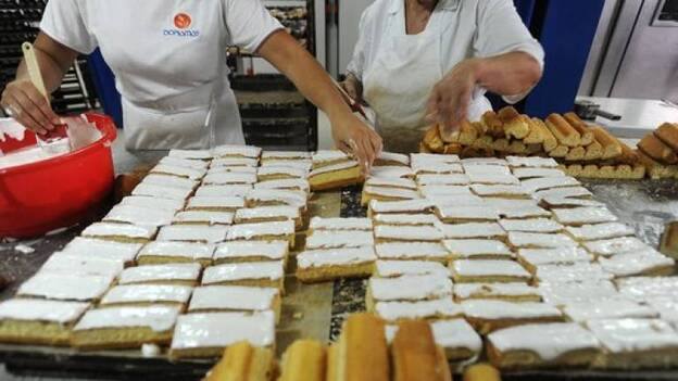 Imagen de archivo del personal de la fábrica durante el proceso de elaboración del 'Bizcocho de Moya'. 