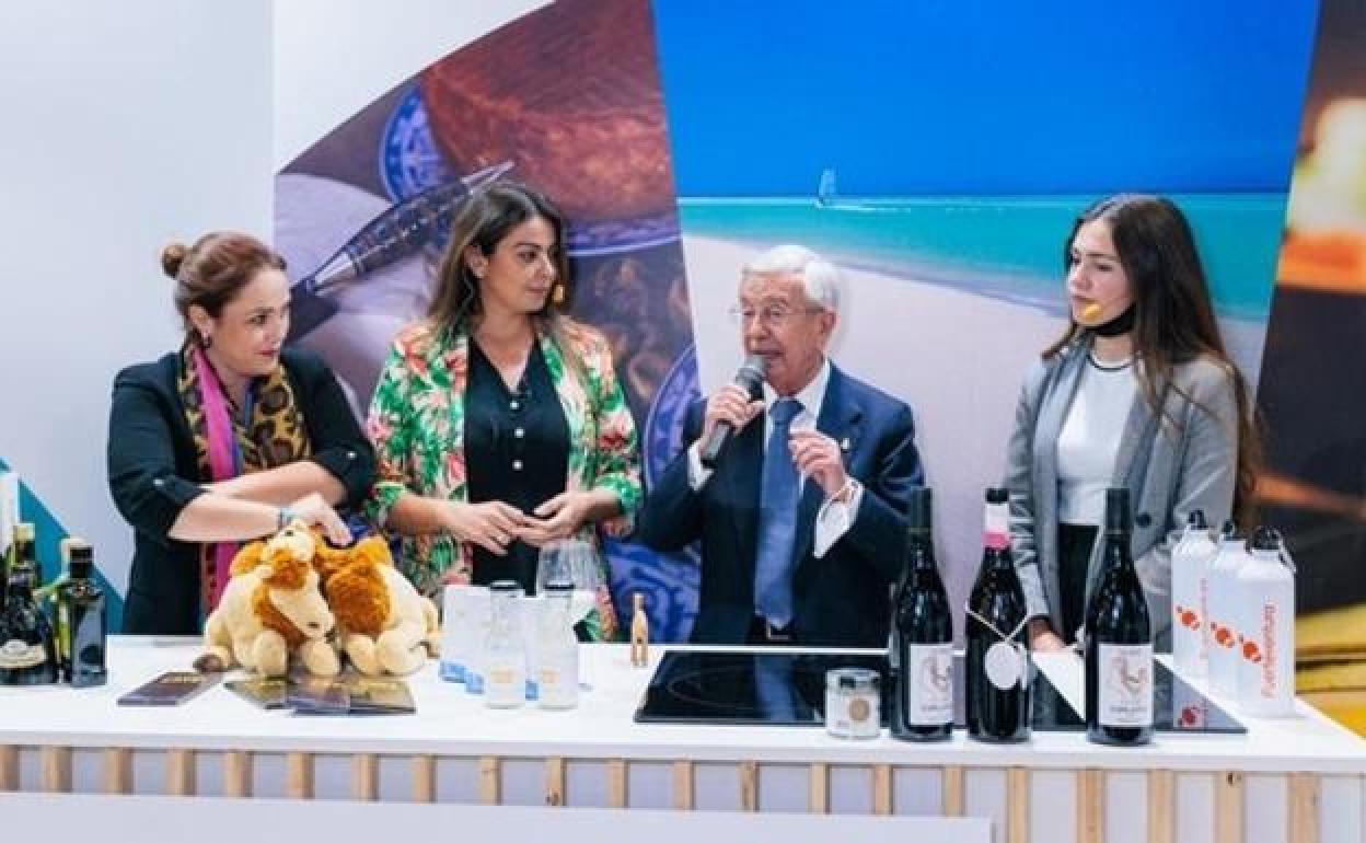 Rafael Ansón y, a su derecha, Guacimara Cabrera, en la presentación en Madrid.