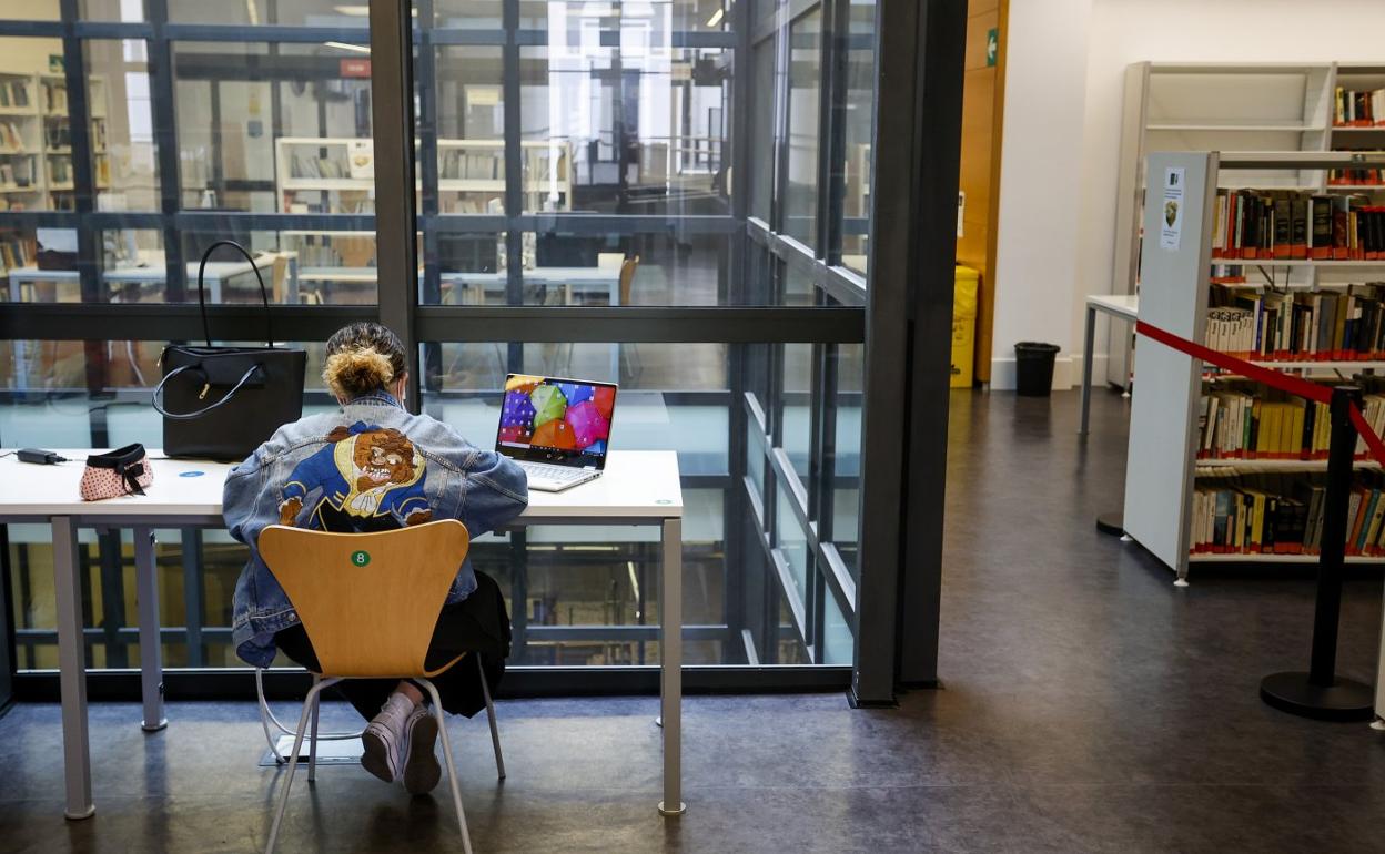 Una estudiante en una biblioteca de la capital grancanaria. 