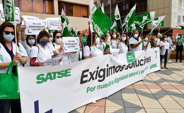 Imagen principal - Enfermería pide mejores ratios y el reconocimiento de especialidades