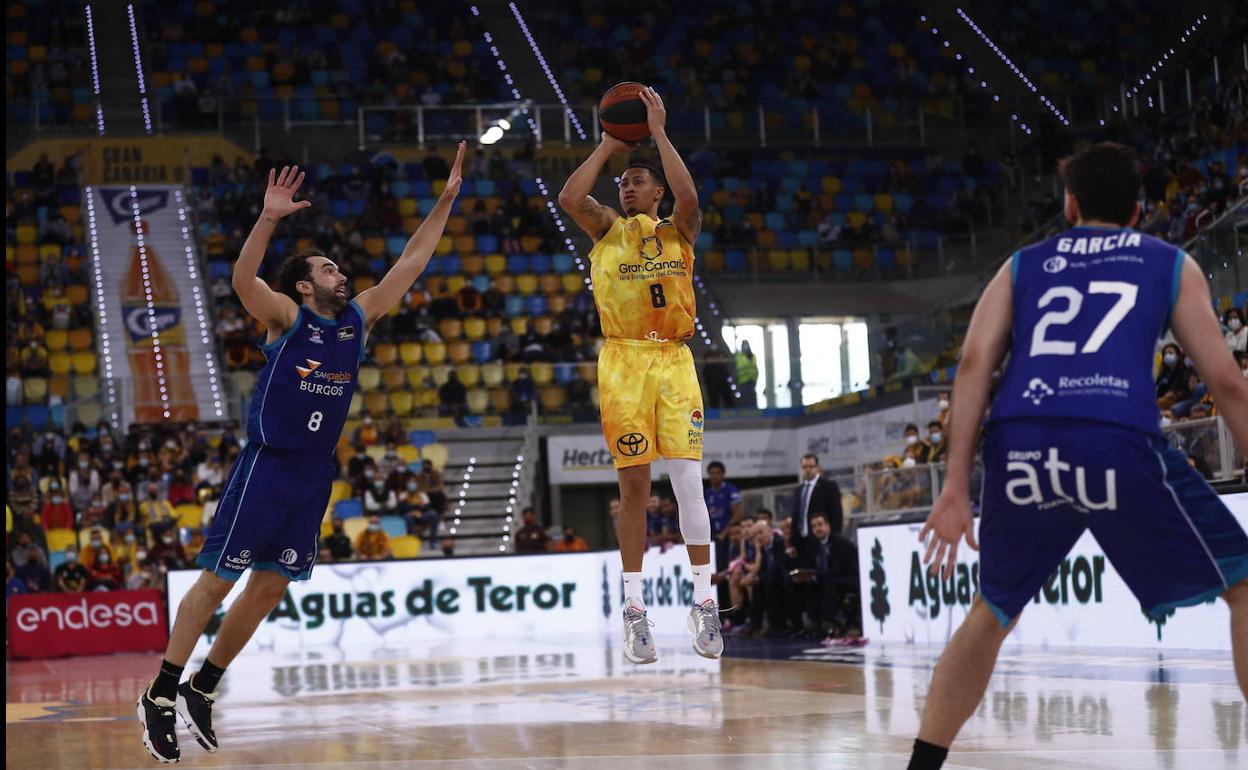 El escolta norteamericano AJ Slaughter lanza a canasta en el duelo en el Arena. 
