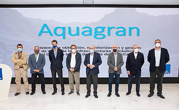 Responsables del Cabildo, el Consejo Insular de Aguas y la empresa Inerza en la presentación. 