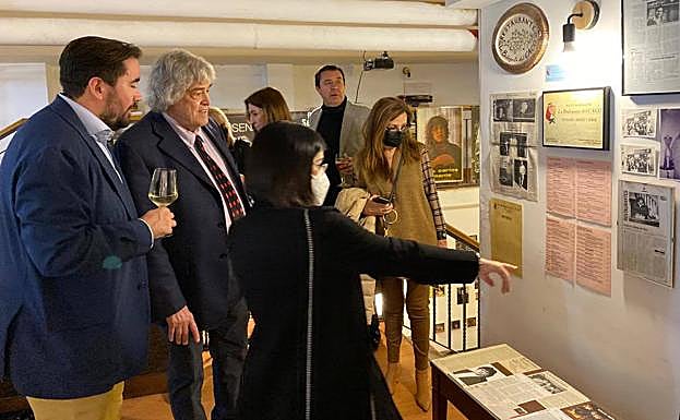 Imagen principal - Abarrotada inauguración de la exposición inédita sobre Caco Senante en la Casa de Canarias de Madrid