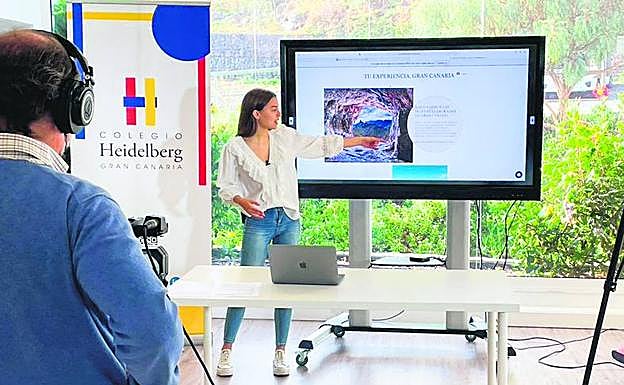 Alumna en el aula de Innovación, Creatividad y Emprendimiento del Colegio.