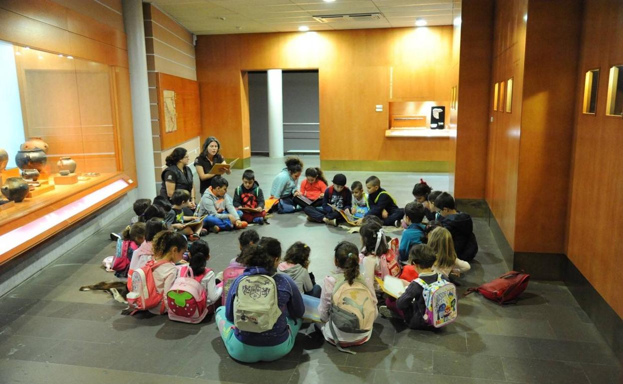 Niños y niñas de un centro educativo, en una visita guiada a Cueva Pintada. 