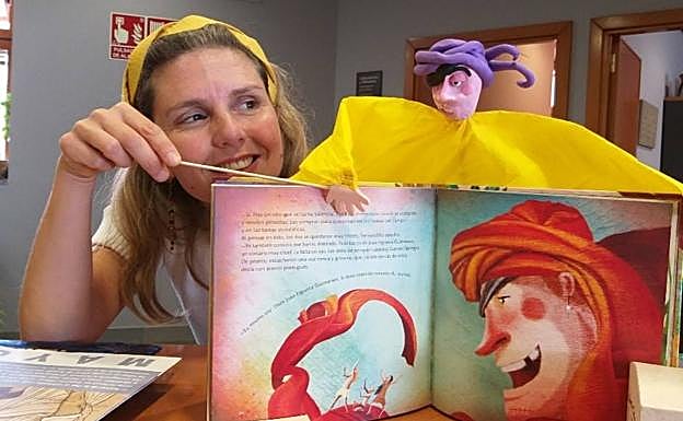 Una monitora en uno de los talleres previstos.