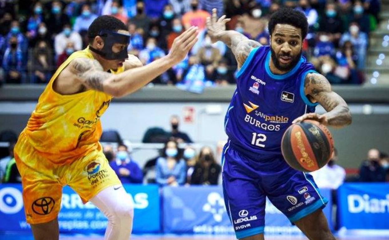 AJ Slaughter persigue a Phillip en una acción del partido. 